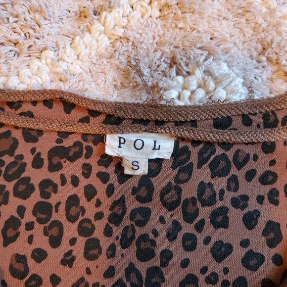 POL Reversable French Terry Leopard V Neck Top - Picture 5 of 5